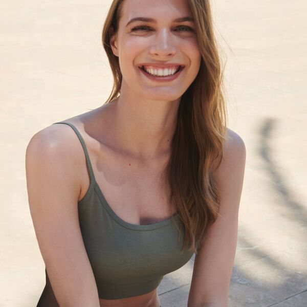 Women's sustainable fashion cropped cami top with adjustable straps Miniaturansicht